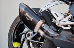 An Akrapovič silencer that features a titanium outer wrap and mounting bracket, a carbon fibre endcap and exhaust valve cover, and is finished with a laser etched Akrapovič logo.